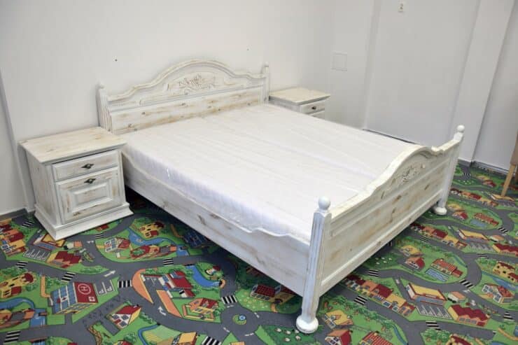 łóżko z nowymi materacami i szafkami – komplet jak nowy