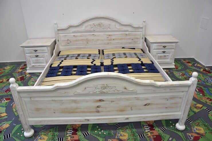 łóżko z nowymi materacami i szafkami – komplet jak nowy