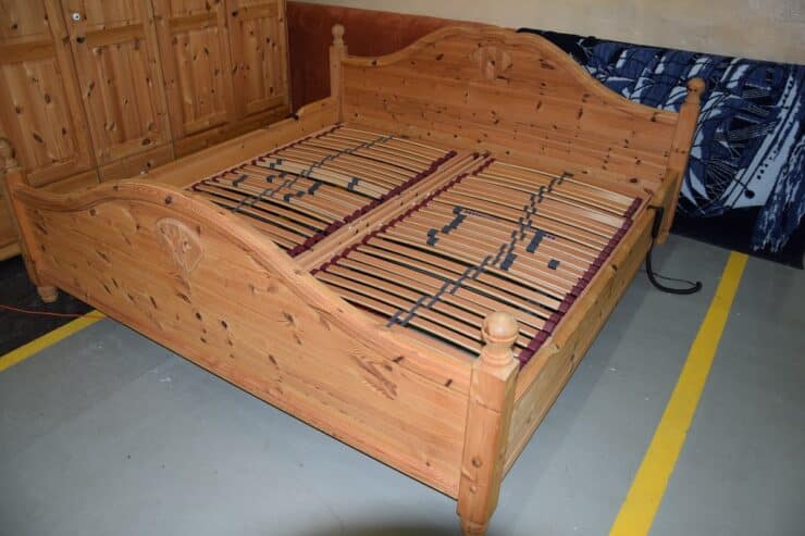 łóżko z nowymi materacami i elektycznym stelażem – jak nowe