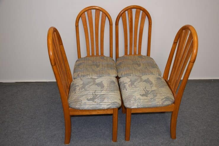 stół rozkładany i 4 krzesła – komplet jak nowy