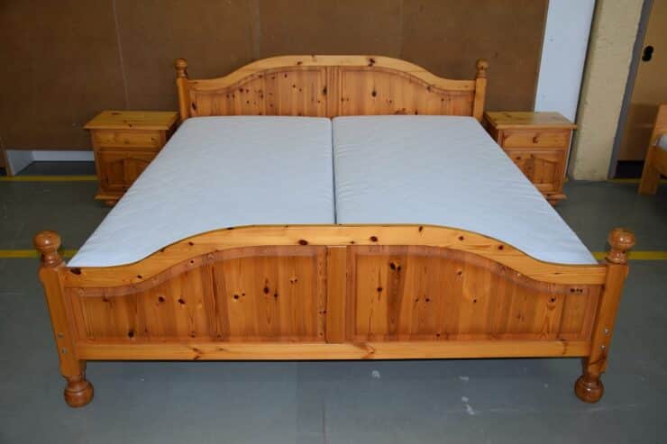 łóżko sosnowe z materacami i szafkami – komplet jak nowy